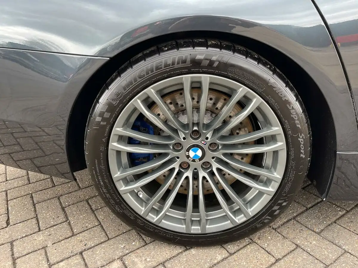 2016-bmw-5-series-44-m5-big-8