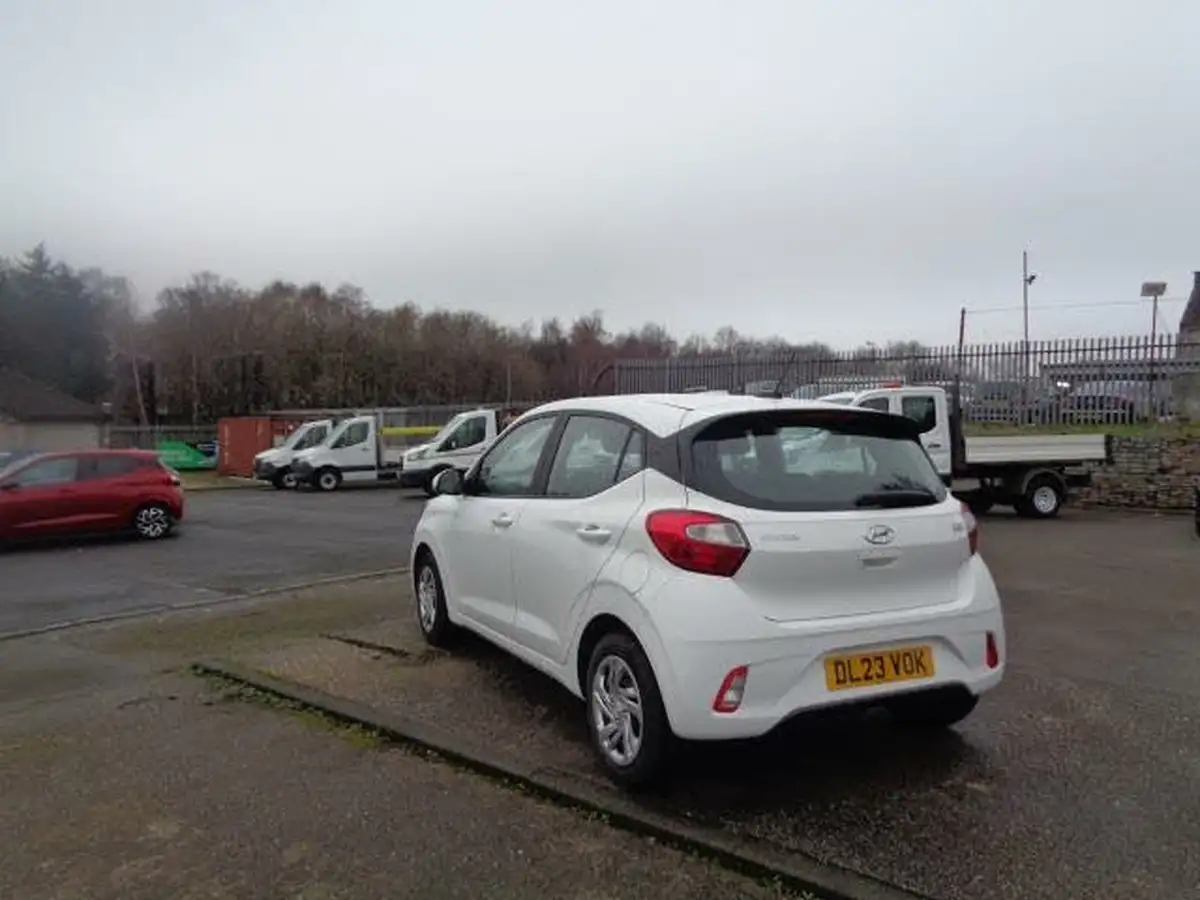 2023-hyundai-i10-10-se-big-4