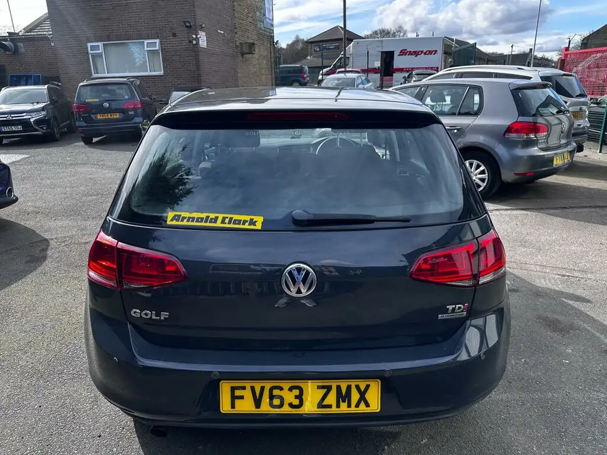 2013-volkswagen-golf-16tdi-s-ss-hatchback-5d-big-5