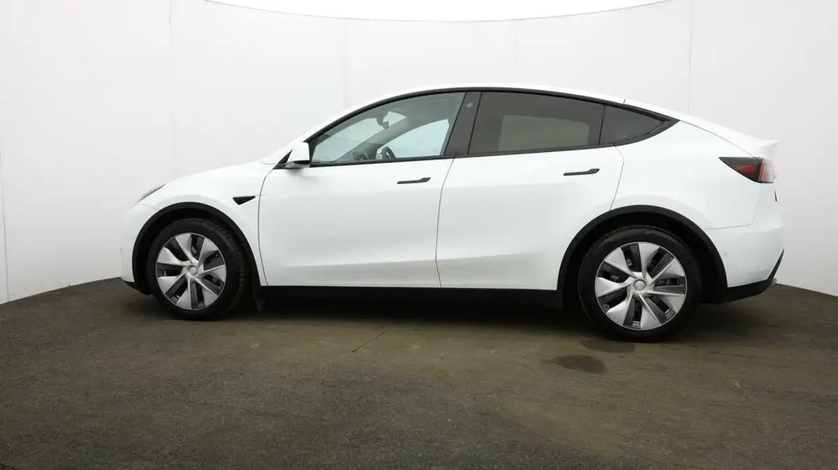 2022-tesla-model-y-e-long-range-big-60