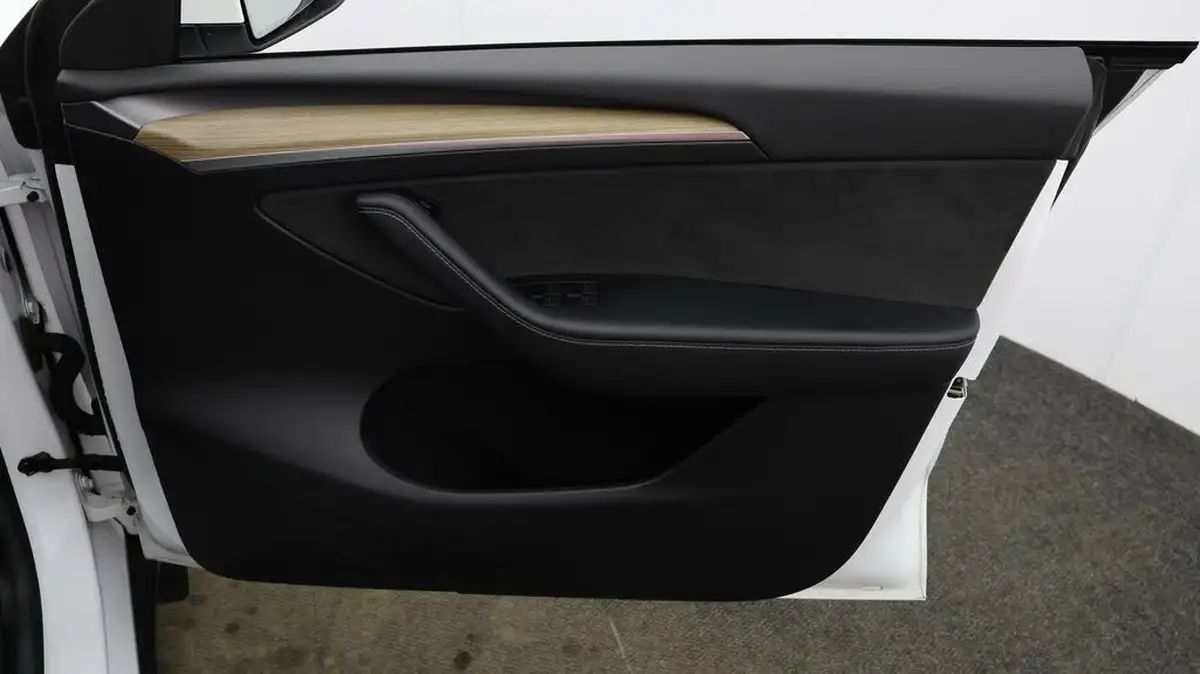 2022-tesla-model-y-e-long-range-big-14