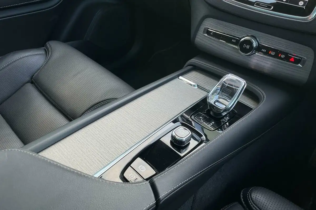 2024-volvo-xc90-20-t8-ultra-dark-big-45
