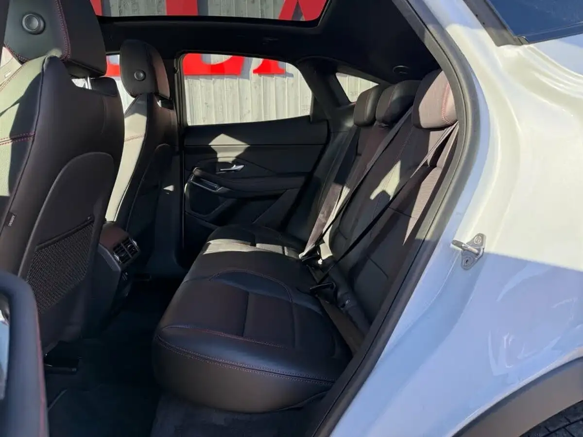 2020-jaguar-e-pace-20-i4d-chequered-flag-180ps-big-43