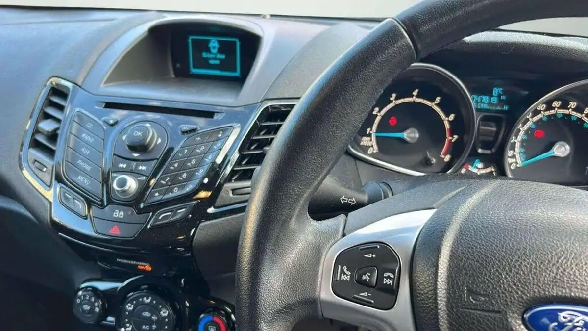 2013-ford-fiesta-10-zetec-100ps-ecoboost-ss-3d-big-37