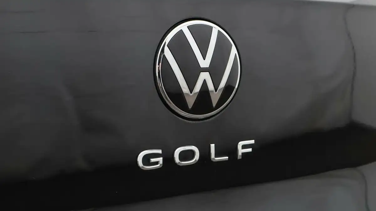 2021-volkswagen-golf-big-21