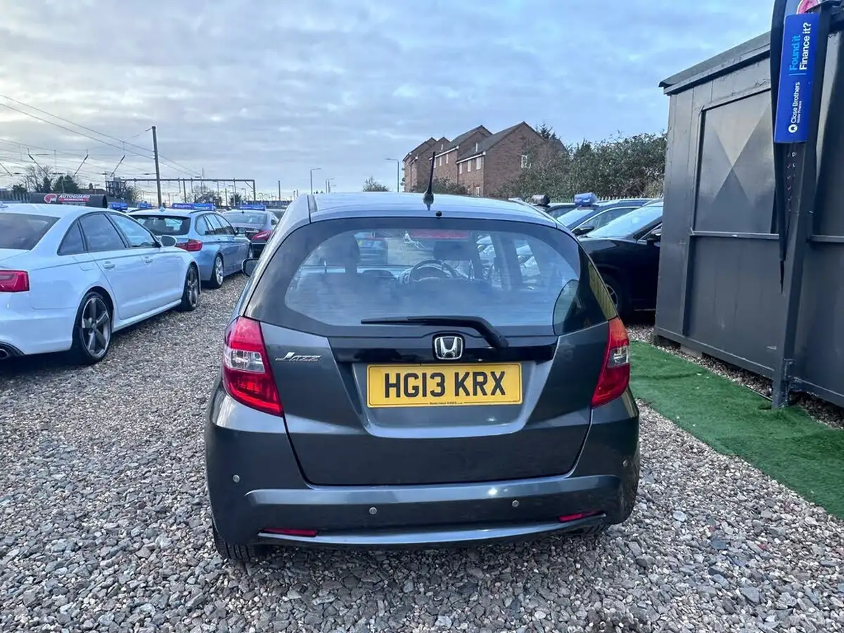 2013-honda-jazz-14-es-cvt-big-6