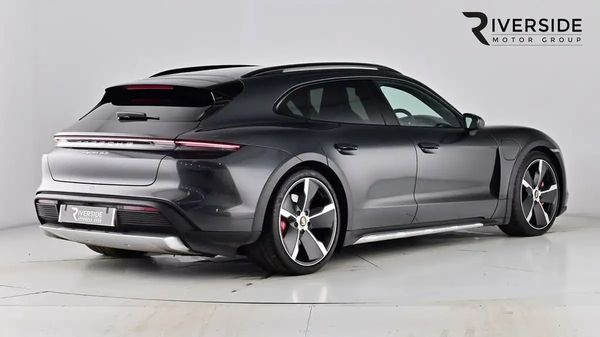 2022-porsche-taycan-e-4s-cross-turismo-big-6