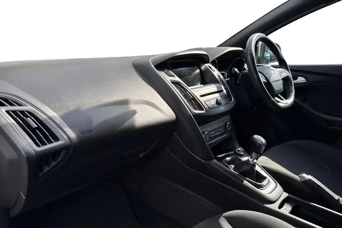 2018-ford-focus-10t-st-line-140ps-hatchback-big-7