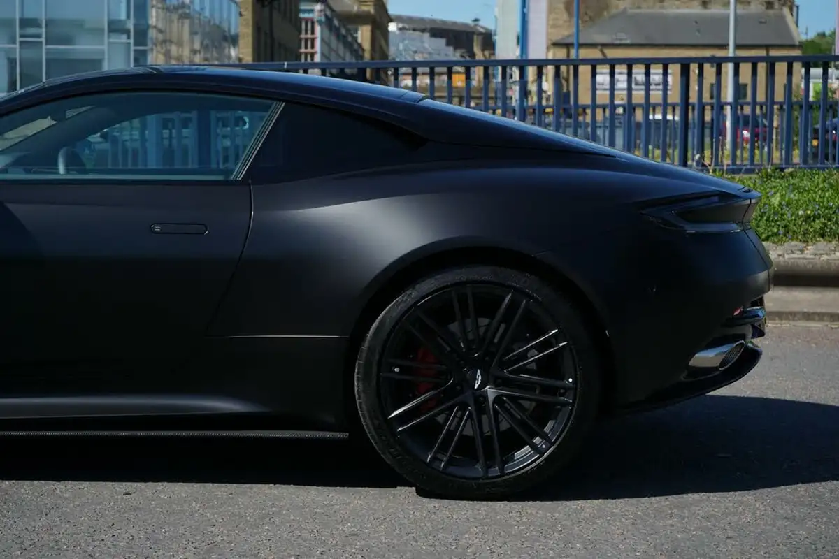 2024-aston-martin-db12-40-v8-auto-euro-6-ss-2dr-big-9
