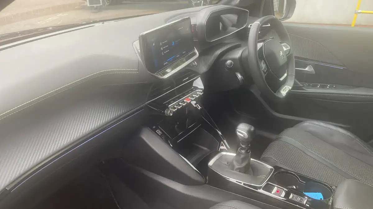 2022-peugeot-208-12-puretech-gt-100ps-big-11