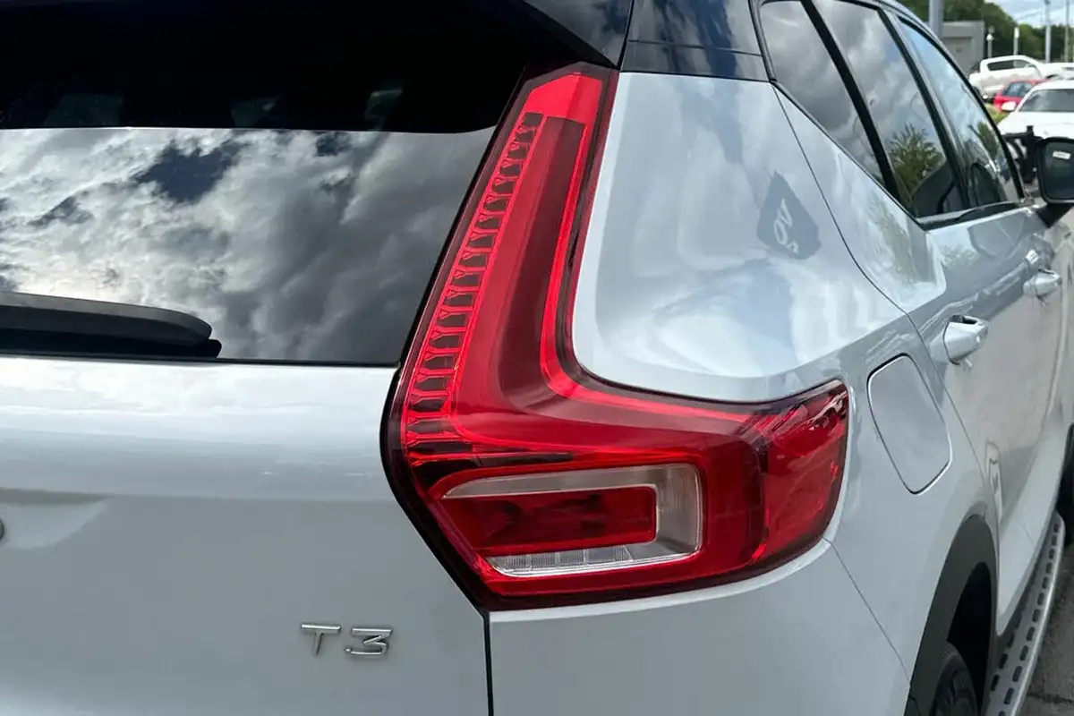 2022-volvo-xc40-15-t3-r-design-auto-big-19