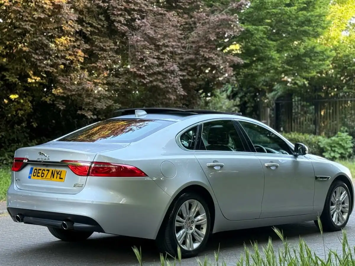 2017-jaguar-xf-20td-portfolio-240ps-awd-saloon-4d-1998cc-auto-big-4