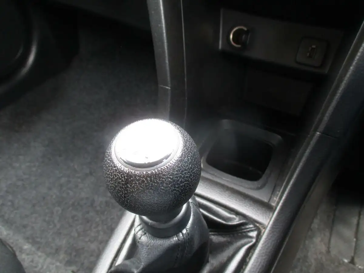 2015-suzuki-swift-12-sz-l-3d-big-21