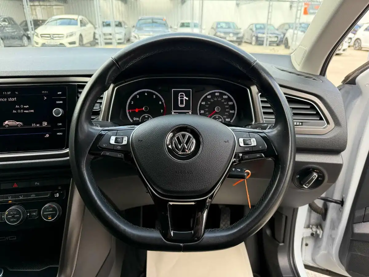 2019-volkswagen-t-roc-15-tsi-design-big-20
