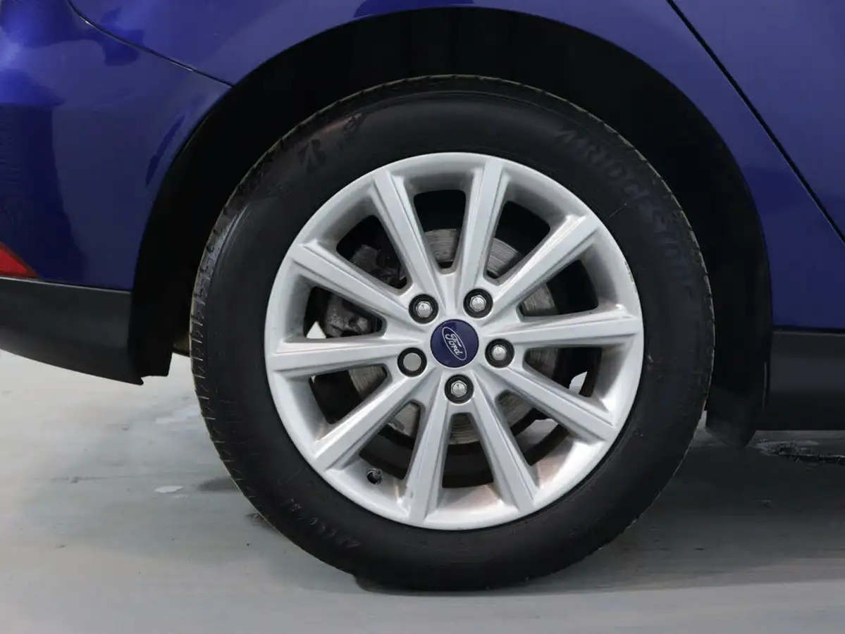 2015-ford-focus-15-titanium-hatchback-big-11