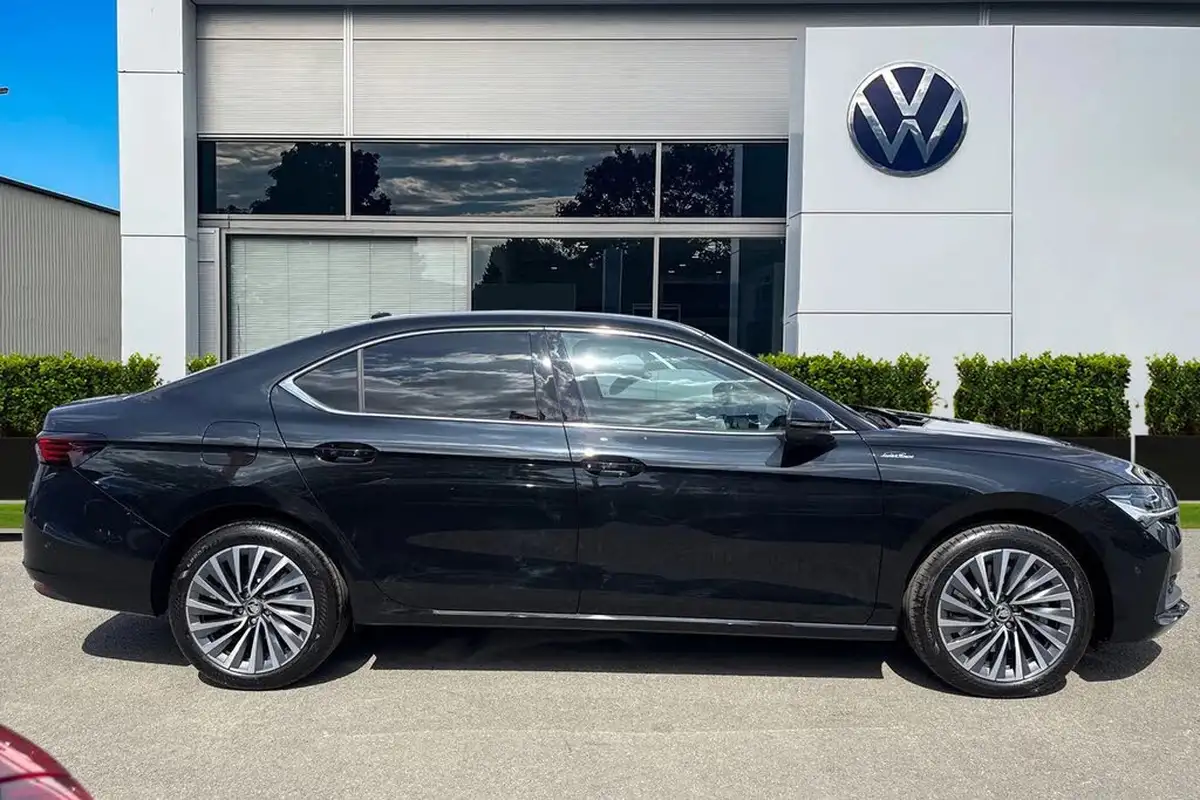 2025-skoda-superb-20tdi-laurin-klement-193ps-4x4-hatchback-big-2