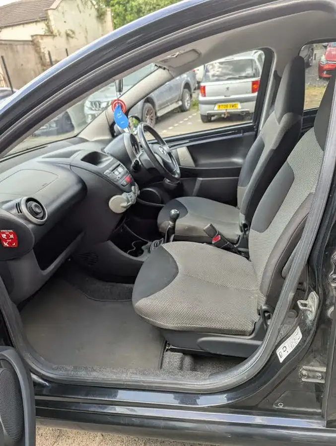 2013-toyota-aygo-10-aygo-fire-5d-big-8