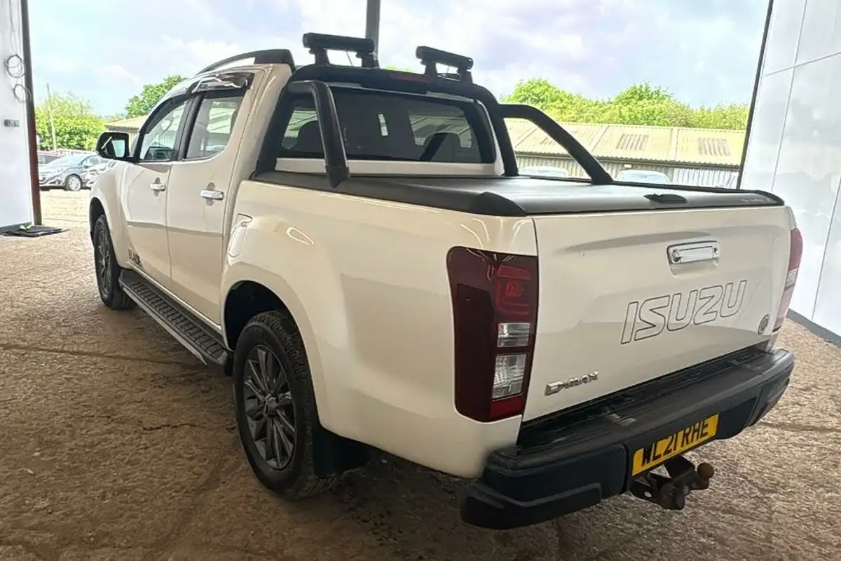 2020-isuzu-d-max-19td-blade-big-1