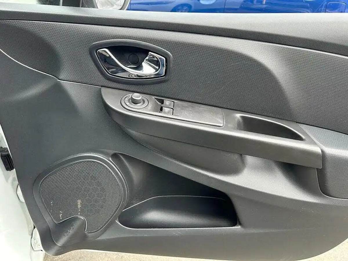2014-renault-clio-12-expression-big-19
