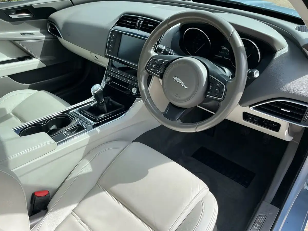 2016-jaguar-xe-20d-prestige-163ps-big-37