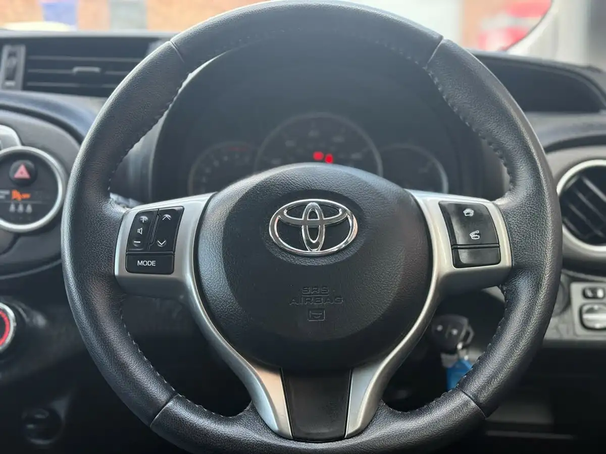 2012-toyota-yaris-133-tr-vvt-i-5d-big-15