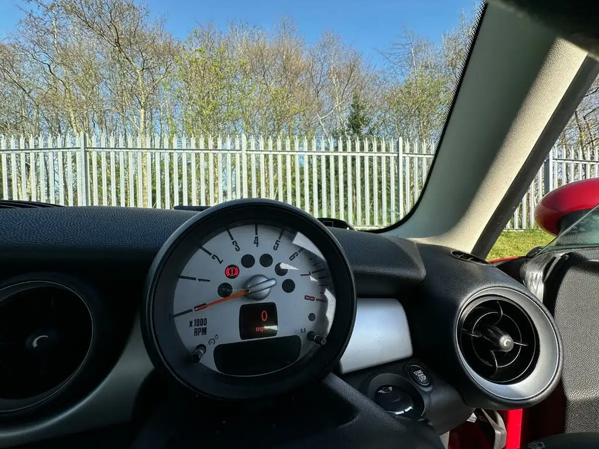 2012-mini-cooper-16-one-98bhp-hatchback-3d-big-27