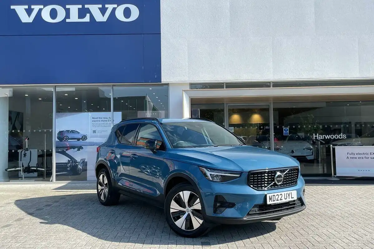 2022-volvo-xc40-15-t4-plus-big-0