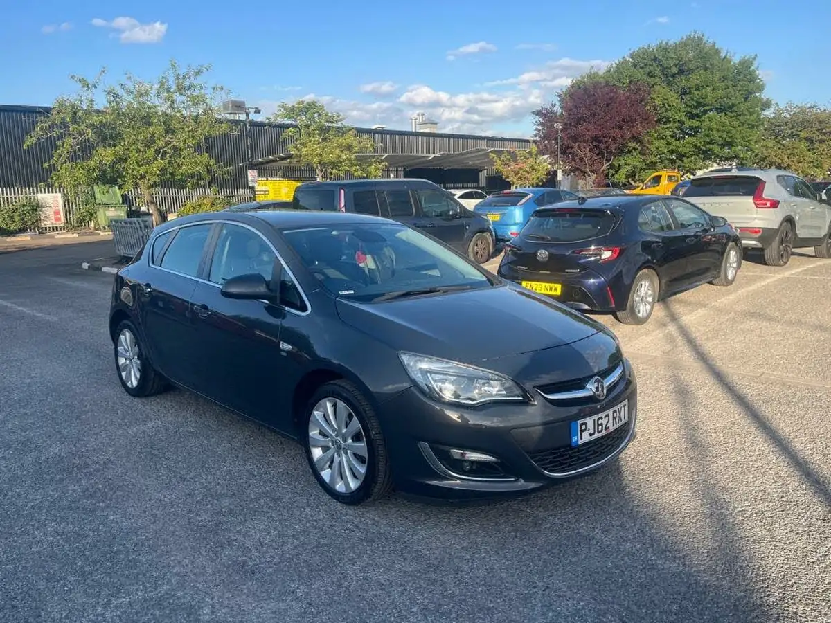 2013-vauxhall-astra-16-se-hatchback-big-2