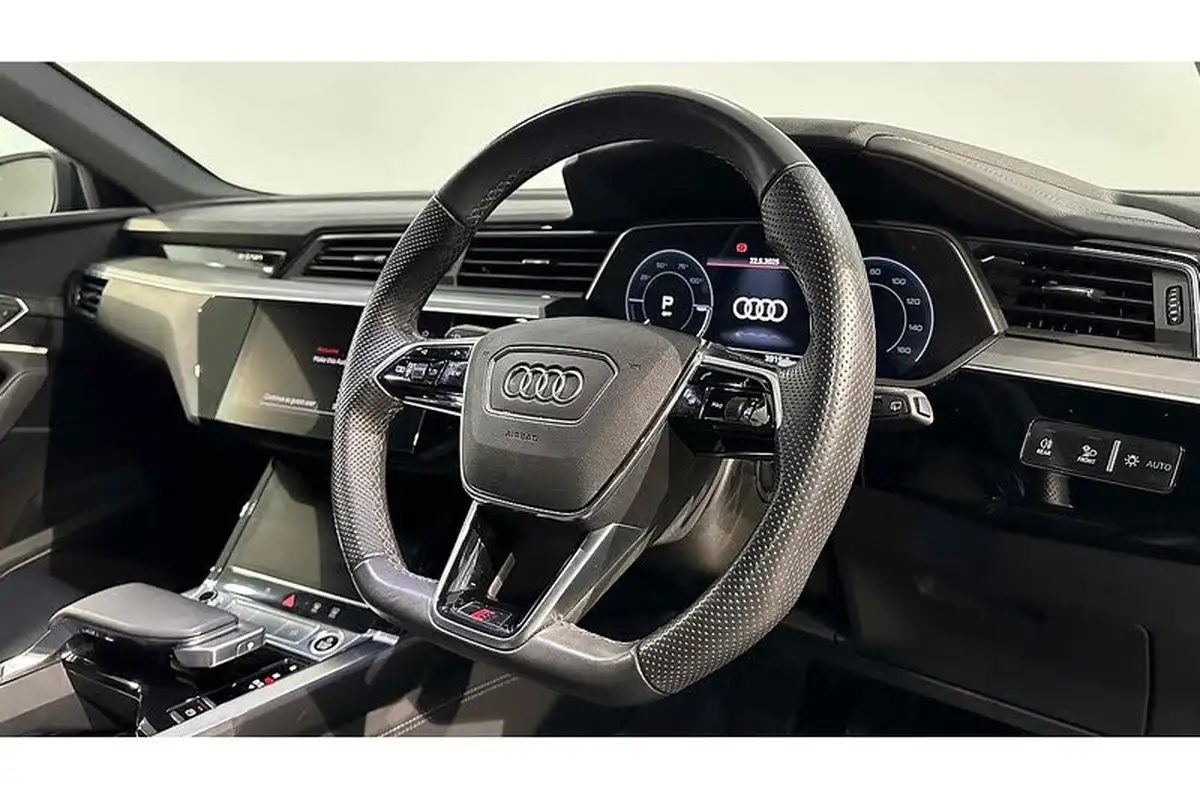 2022-audi-e-tron-50e-black-edition-station-wagon-big-30