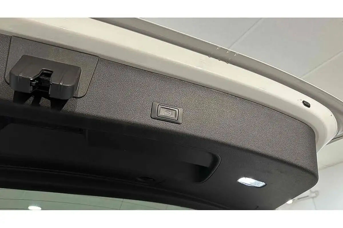 2022-audi-e-tron-50e-black-edition-station-wagon-big-58