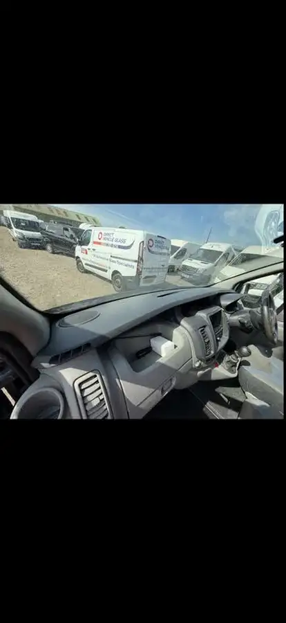 2013-renault-trafic-20td-sl27dci-115-sport-eu5eco-sat-nav-panel-van-big-19
