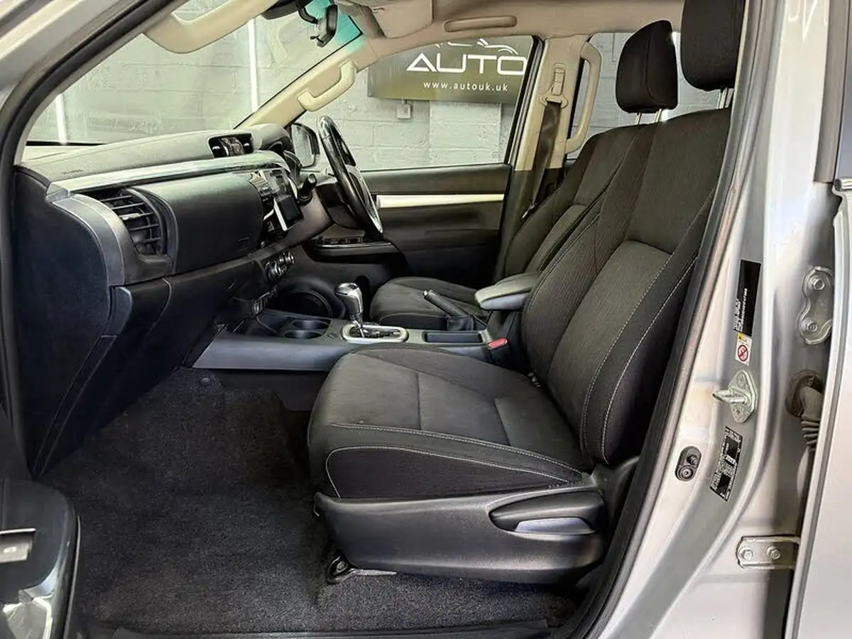 2018-toyota-hi-lux-24d-invincible-ss-auto-big-41