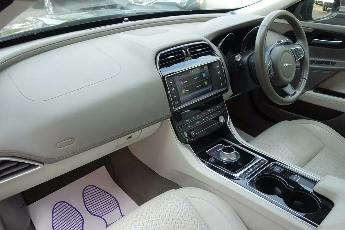 2015-jaguar-xe-20-portfolio-big-16