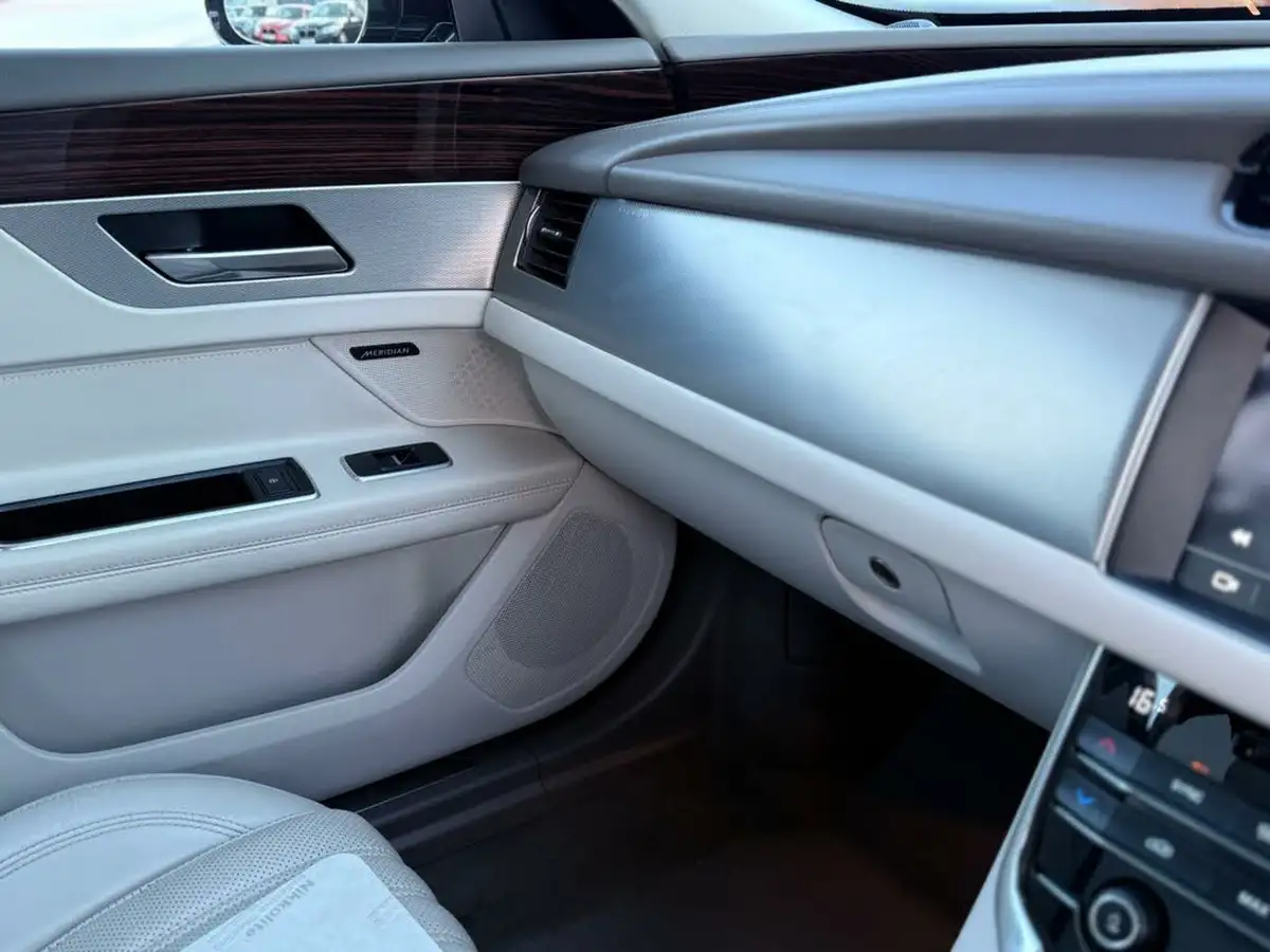 2017-jaguar-xf-20td-portfolio-180ps-awd-saloon-4d-1999cc-auto-big-25