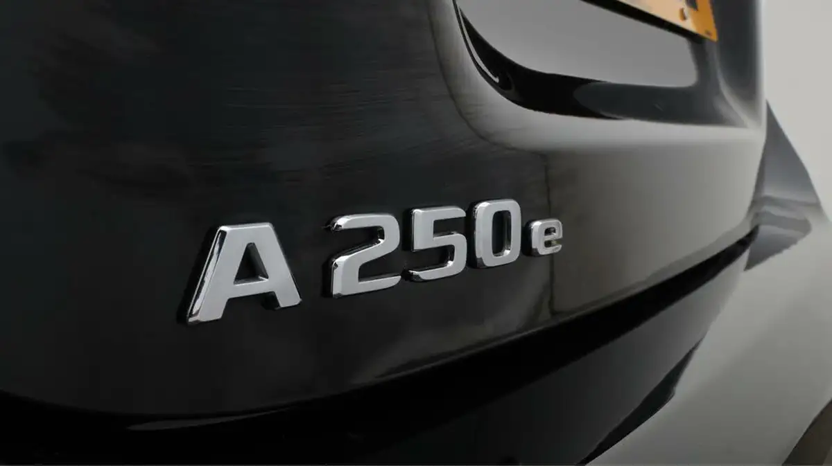 2021-mercedes-benz-a-class-13-a250e-amg-line-edition-hatchback-5d-big-32