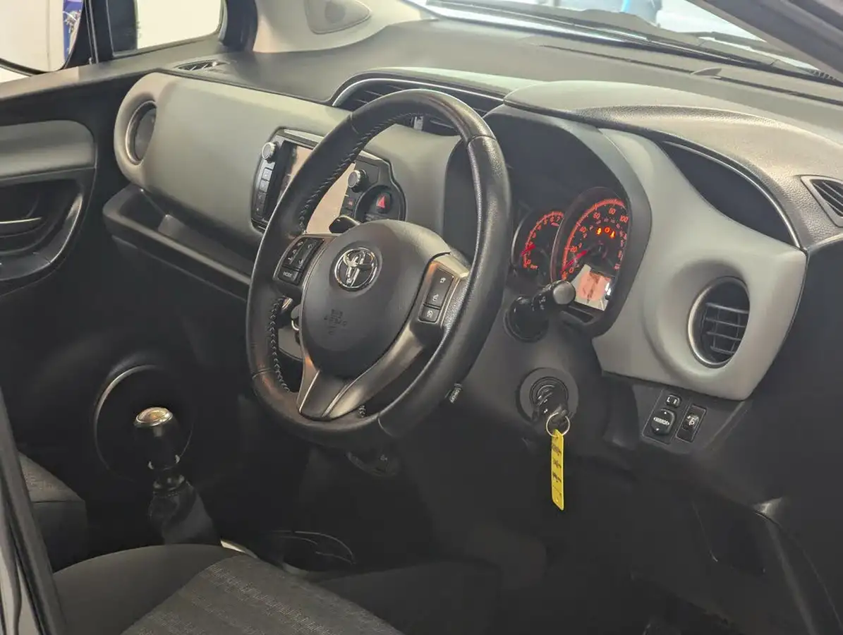 2016-toyota-yaris-133-icon-vvt-i-5d-big-9