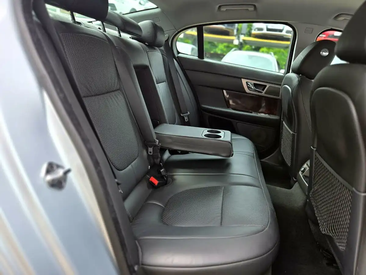 2010-jaguar-xf-30-premium-luxury-big-30