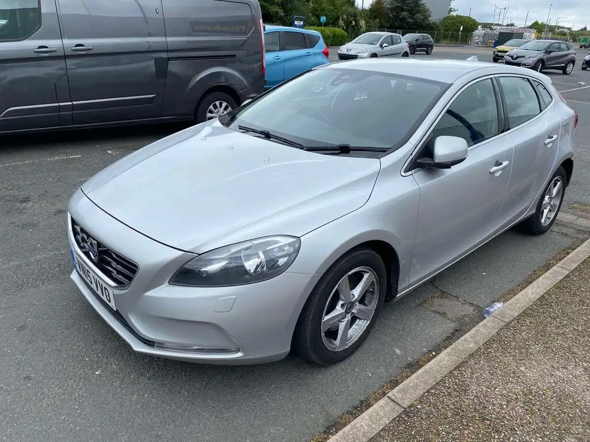 2015-volvo-v40-20td-d2-se-nav-big-1