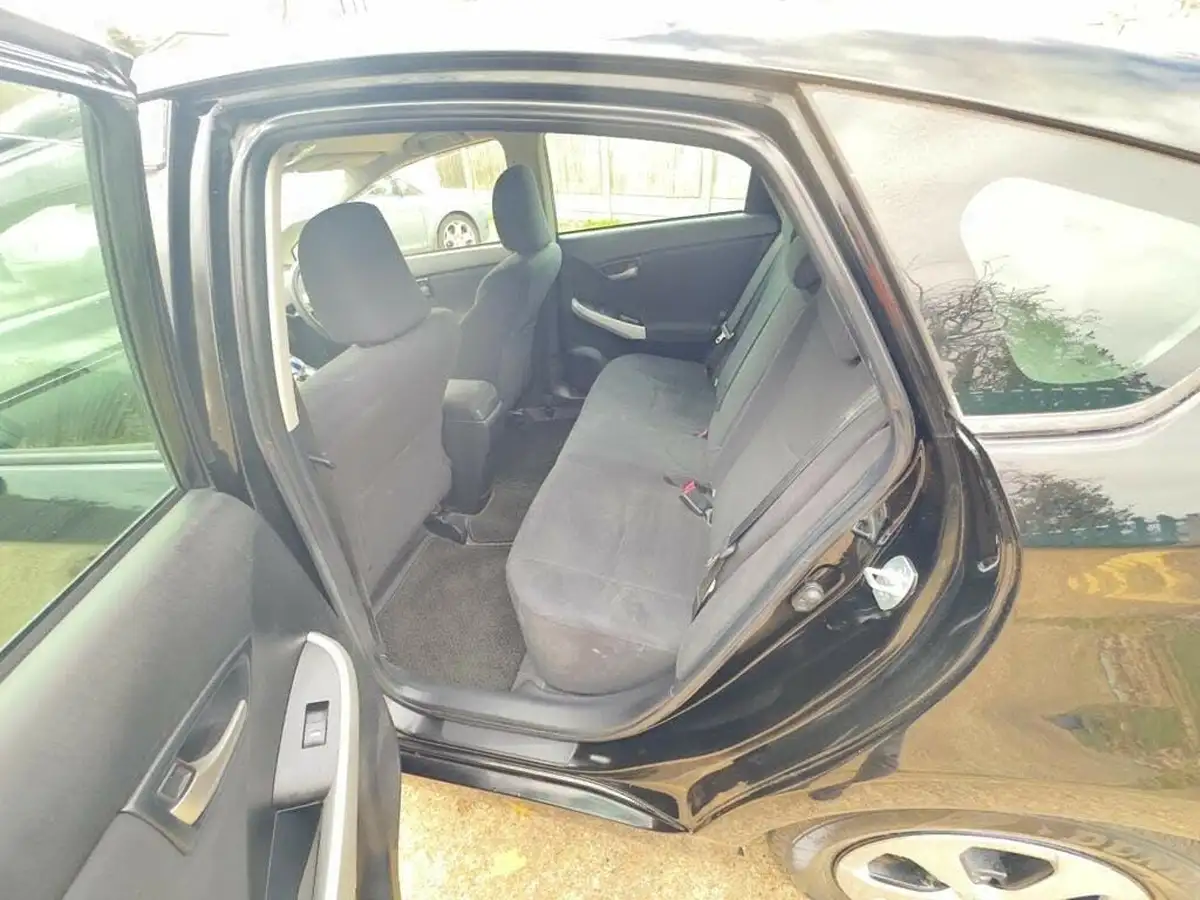 2012-toyota-prius-big-13