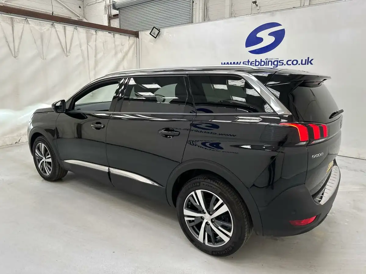 2023-peugeot-5008-suv-12-puretech-allure-premium-eat8-big-4