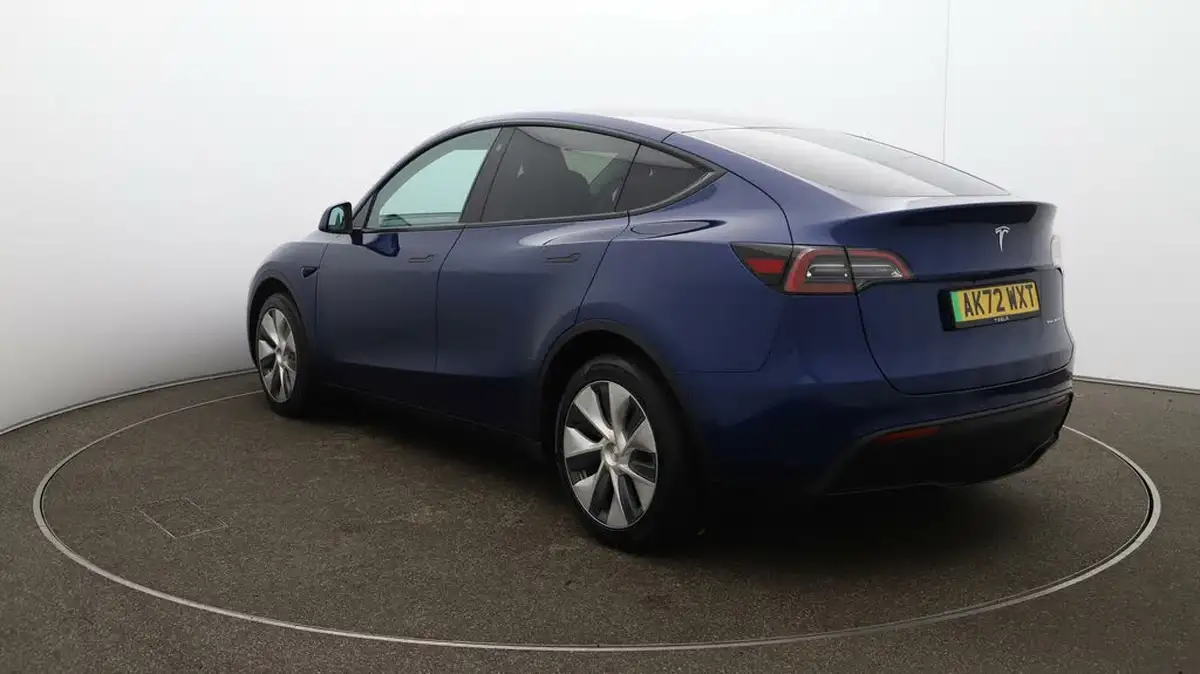 2022-tesla-model-y-e-long-range-big-62