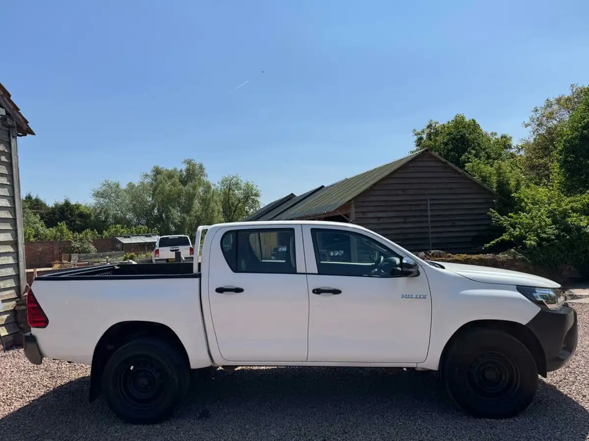 2019-toyota-hi-lux-24d-4d-active-150hpeu6dt-e-32t-double-pick-up-big-5