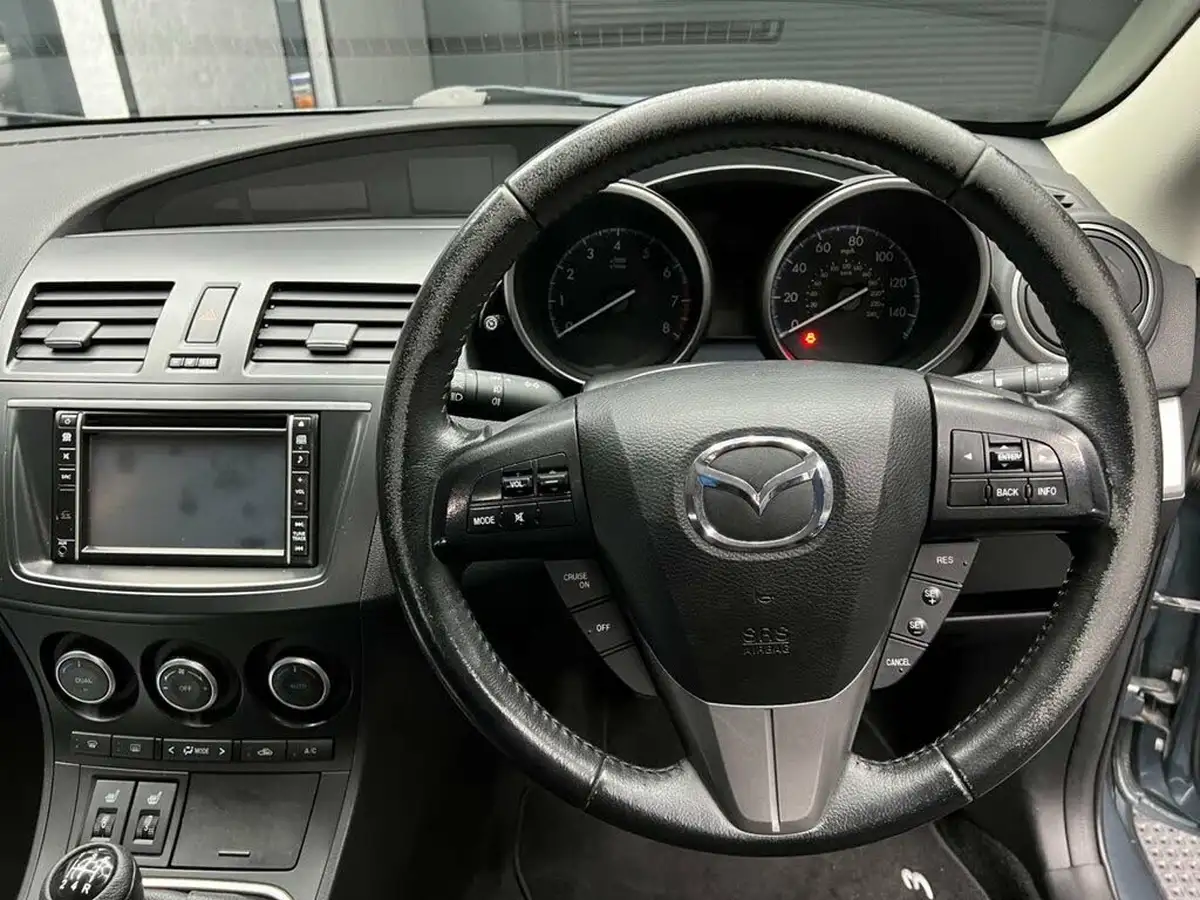 2013-mazda-mazda3-16-venture-edition-big-10