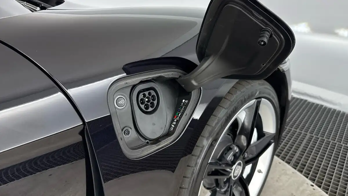 2020-porsche-taycan-e-turbo-big-24
