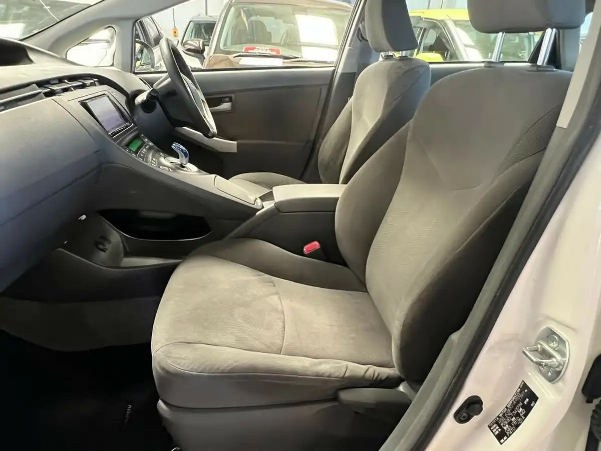 2011-toyota-prius-big-20
