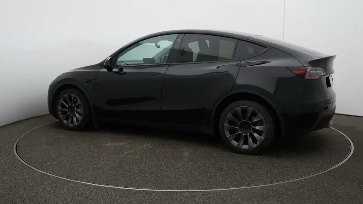 2022-tesla-model-y-e-long-range-big-45