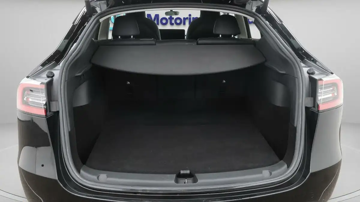 2022-tesla-model-y-e-long-range-big-17