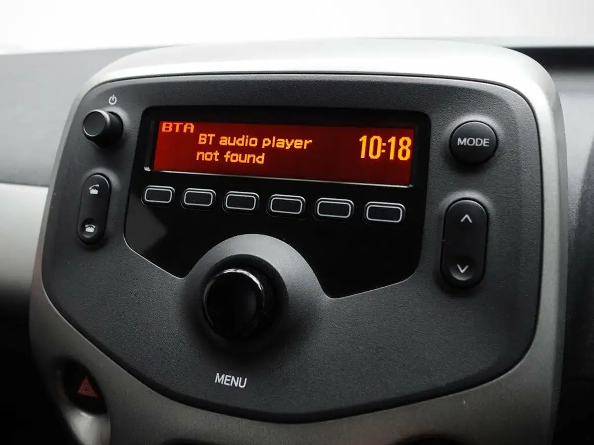 2015-toyota-aygo-10-vvt-i-x-play-5d-x-shift-big-2