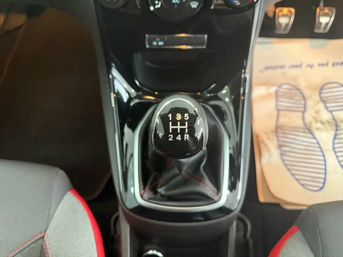 2015-ford-fiesta-10-zetec-s-black-edition-big-36