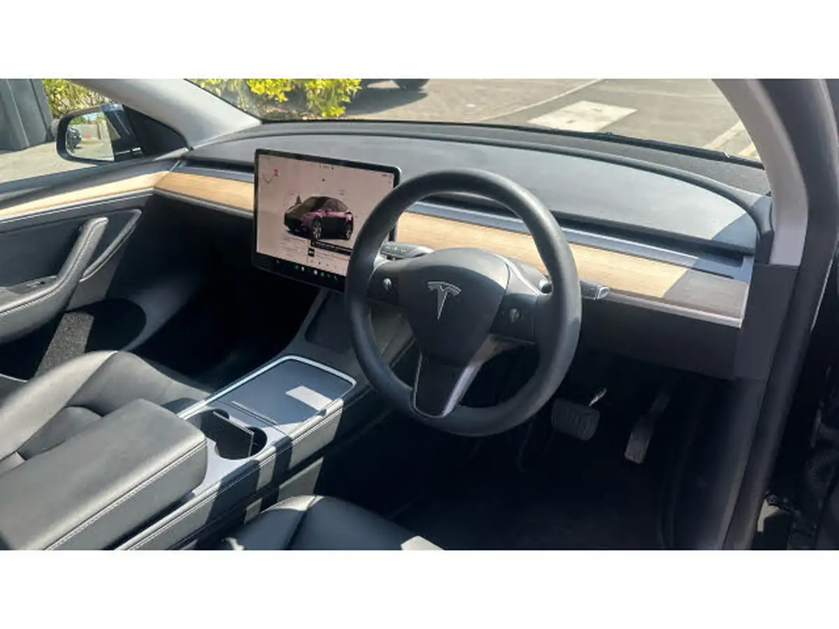 2022-tesla-model-y-e-long-range-big-10